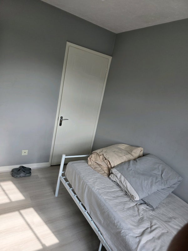 Room Elliot Close in Crawley