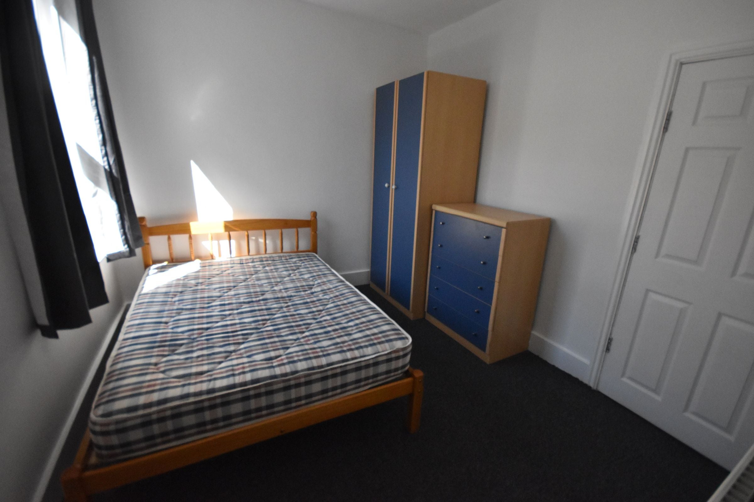 Room Harefield Road in Sheffield