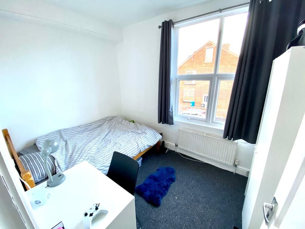 Room Harefield Road in Sheffield