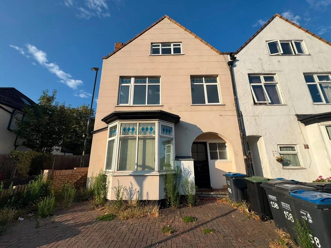 Flat Sandfield Road in Greater London