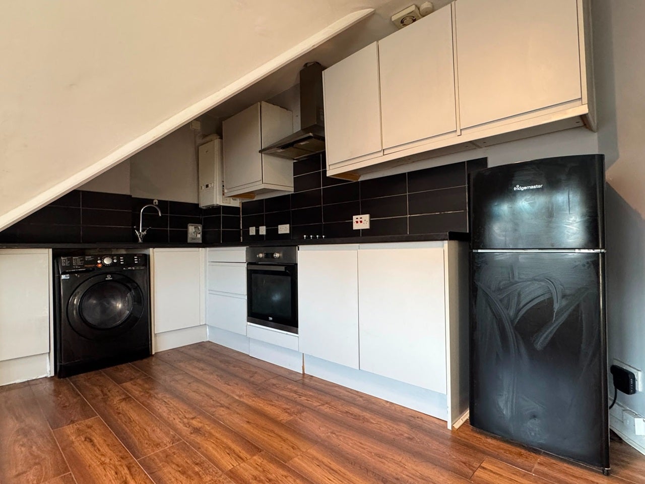 Flat Sandfield Road in Greater London