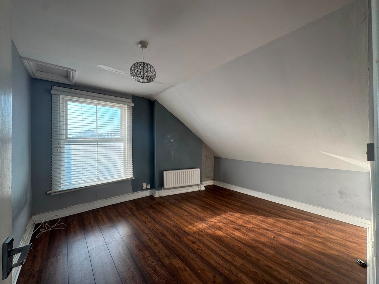 Flat Sandfield Road in Greater London