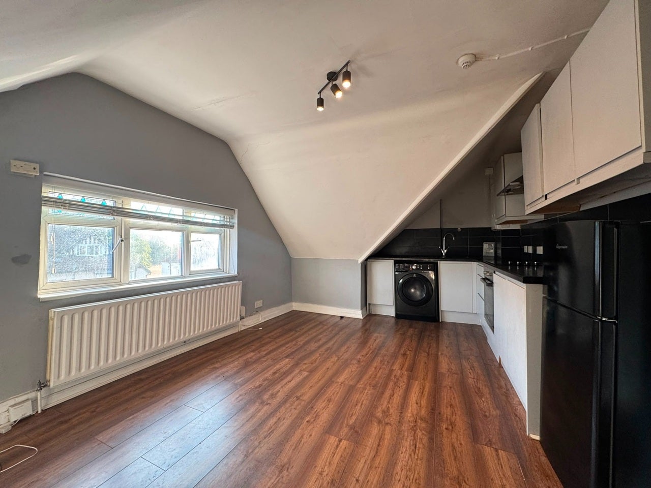 Flat Sandfield Road in Greater London