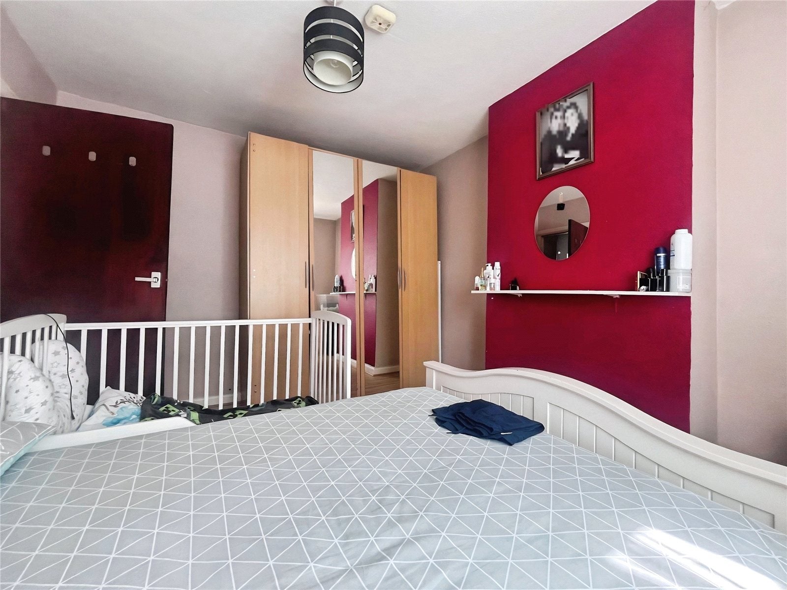 House Spring Grove Crescent in Greater London