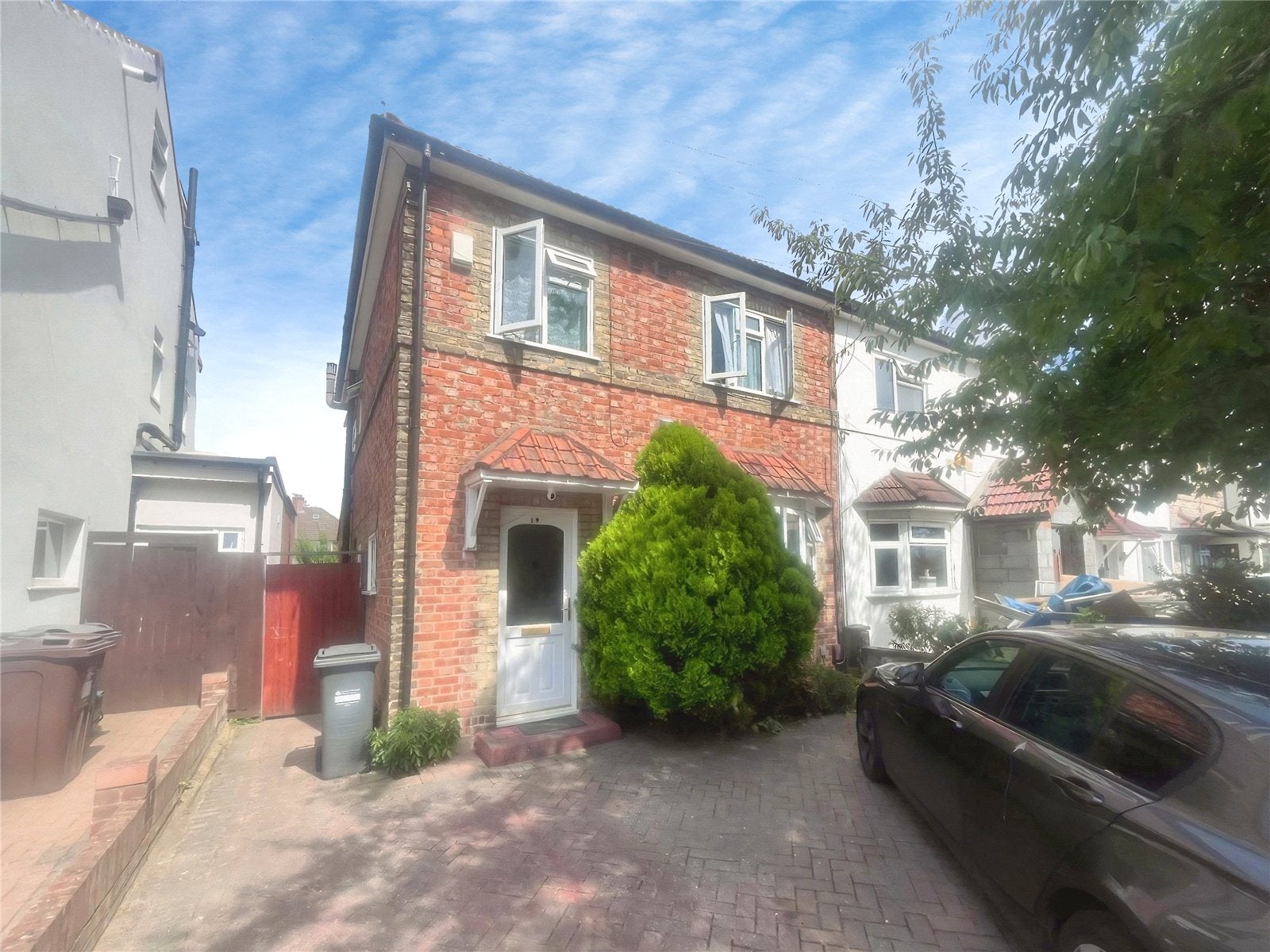 House Spring Grove Crescent in Greater London