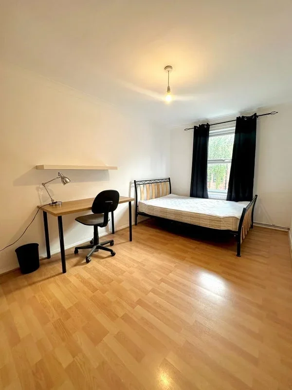 Room Sewardstone Road in Greater London