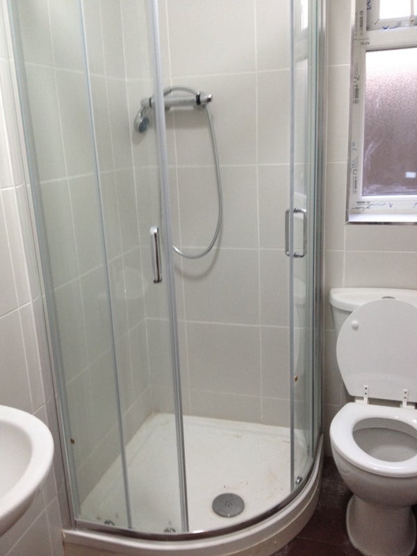 Room Sidmouth Road in Greater London