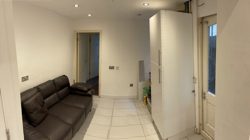 Room Sidmouth Road in Greater London