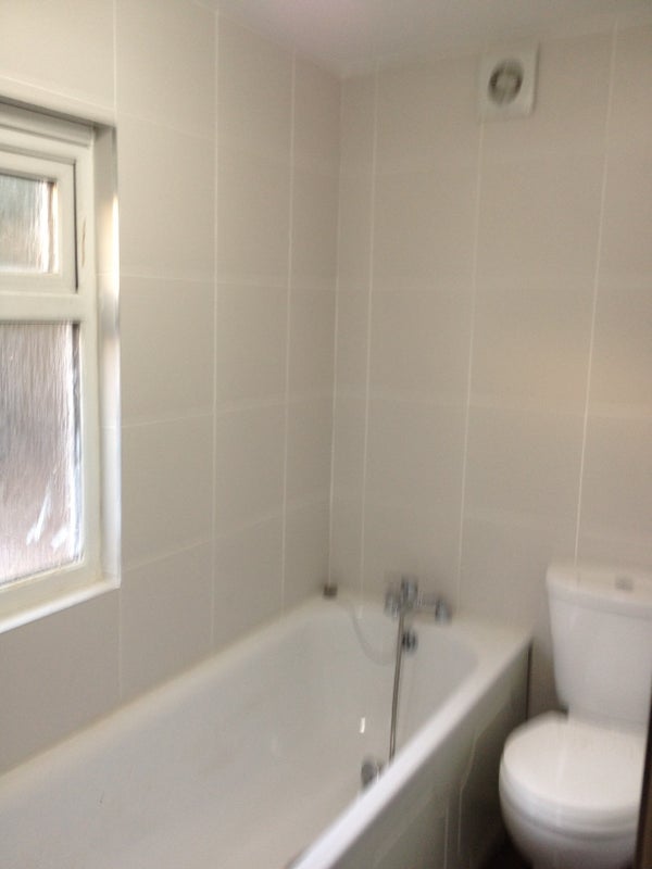 Room Sidmouth Road in Greater London