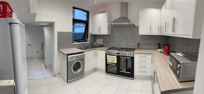 Room Sidmouth Road in Greater London