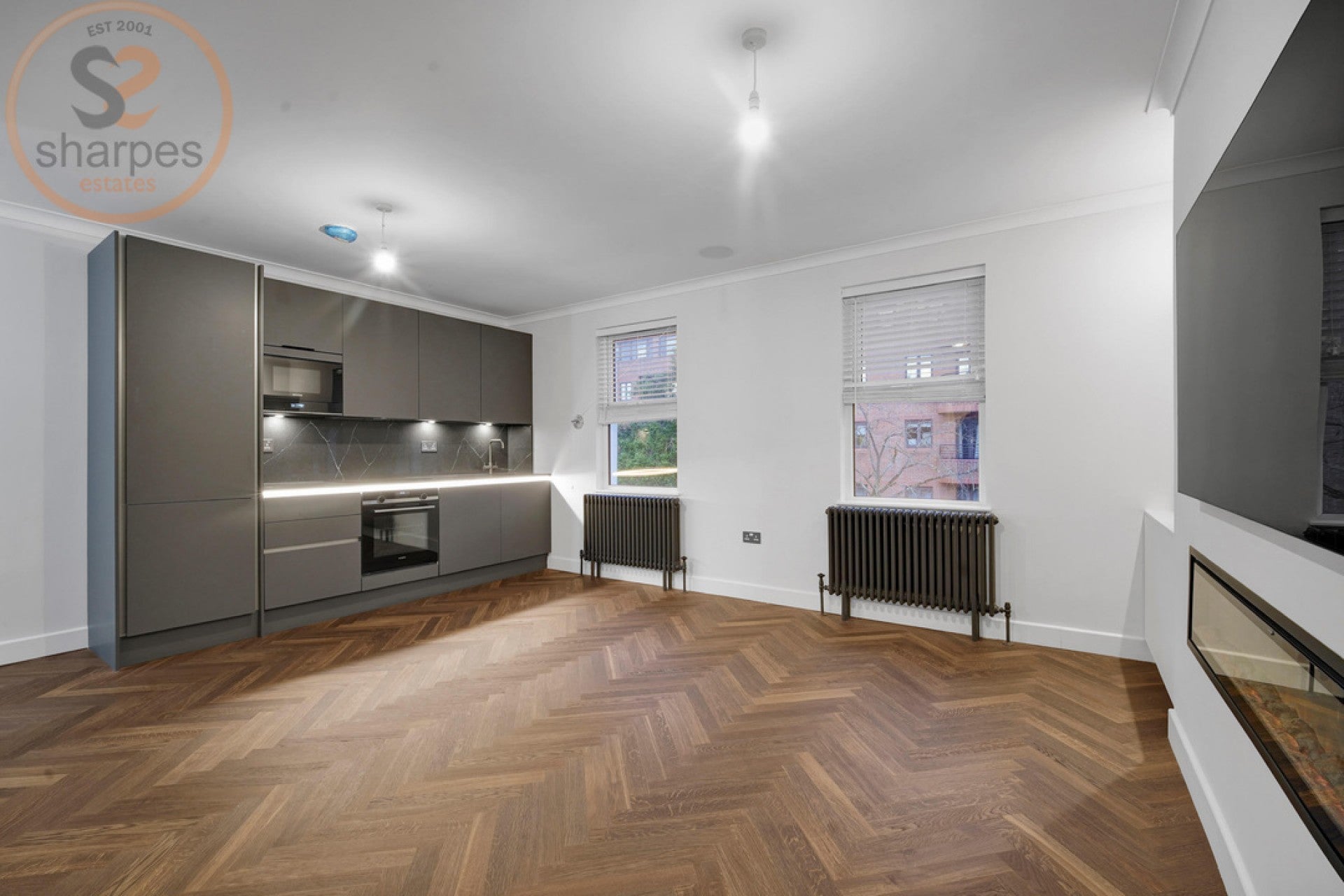 Flat Warwick Gardens in Greater London