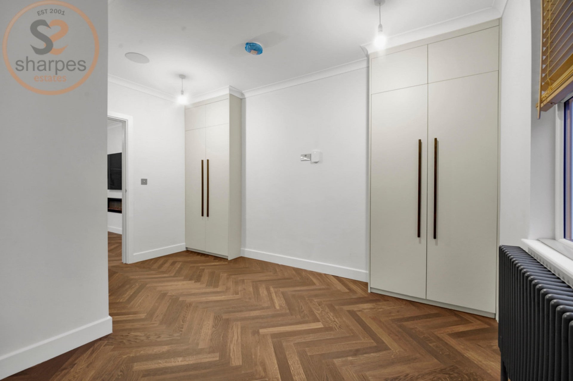 Flat Warwick Gardens in Greater London