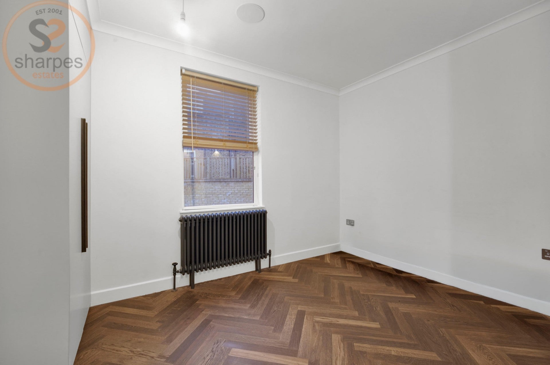 Flat Warwick Gardens in Greater London