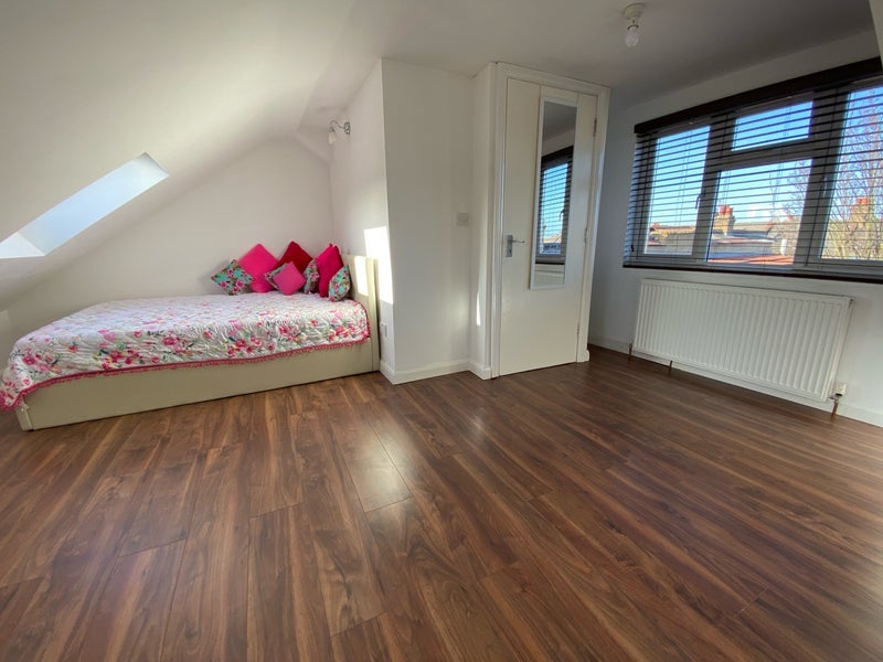 Room Caledon Road in Greater London