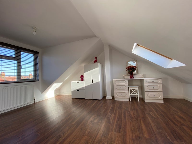 Room Caledon Road in Greater London