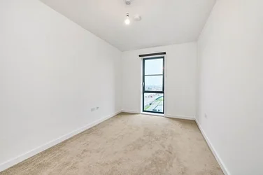 Flat Tallow Close in Greater London