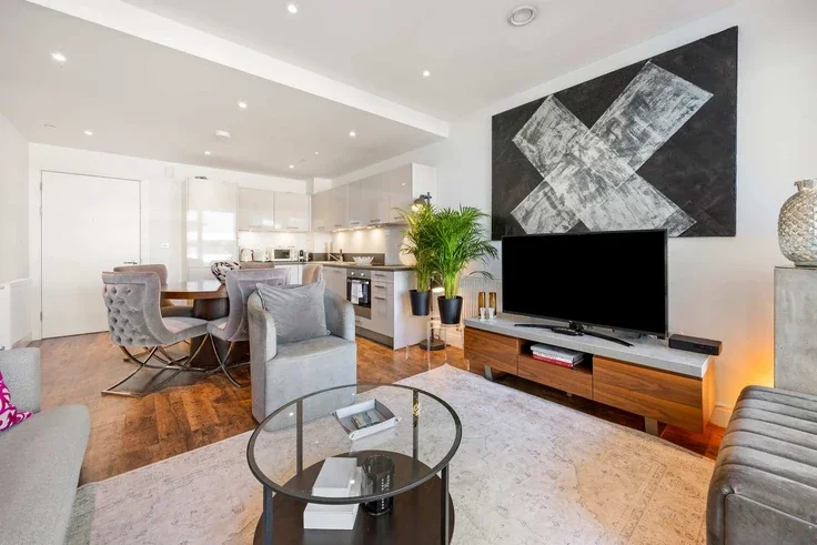 Flat Queenstown Road in Greater London