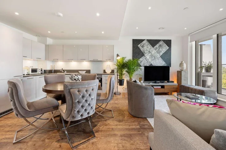 Flat Queenstown Road in Greater London