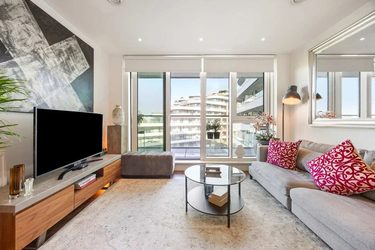 Flat Queenstown Road in Greater London