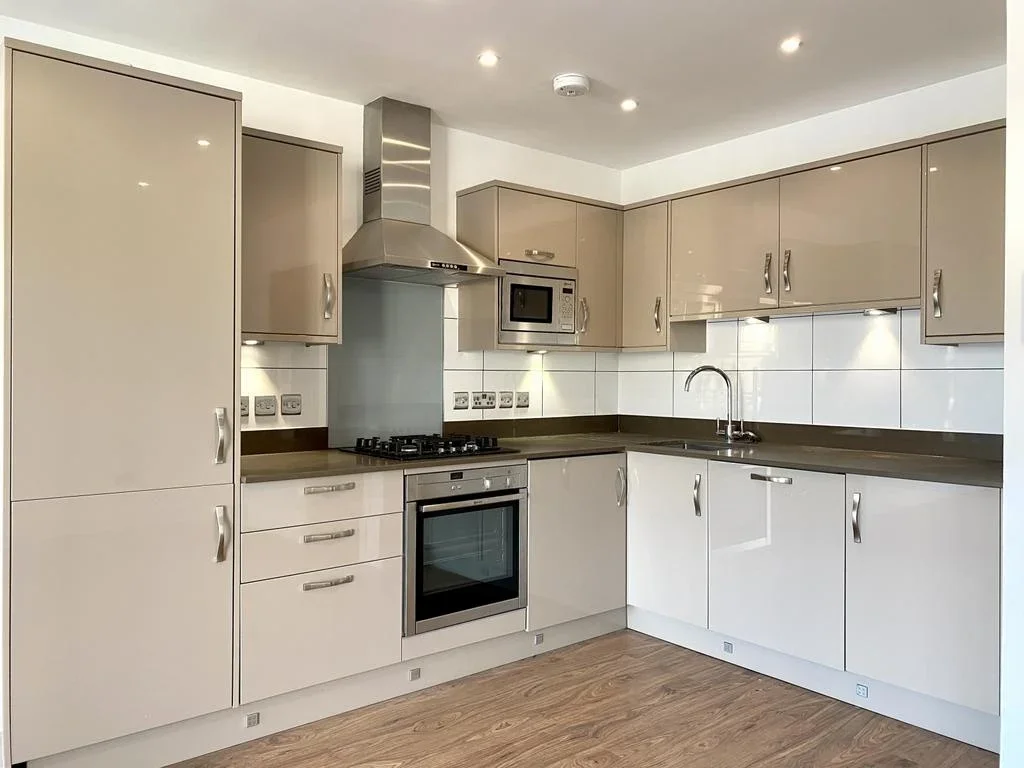 Flat Tooting High Street in Greater London