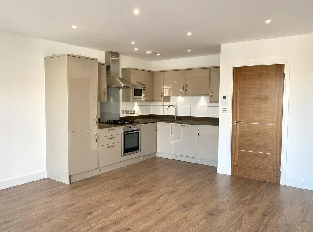 Flat Tooting High Street in Greater London