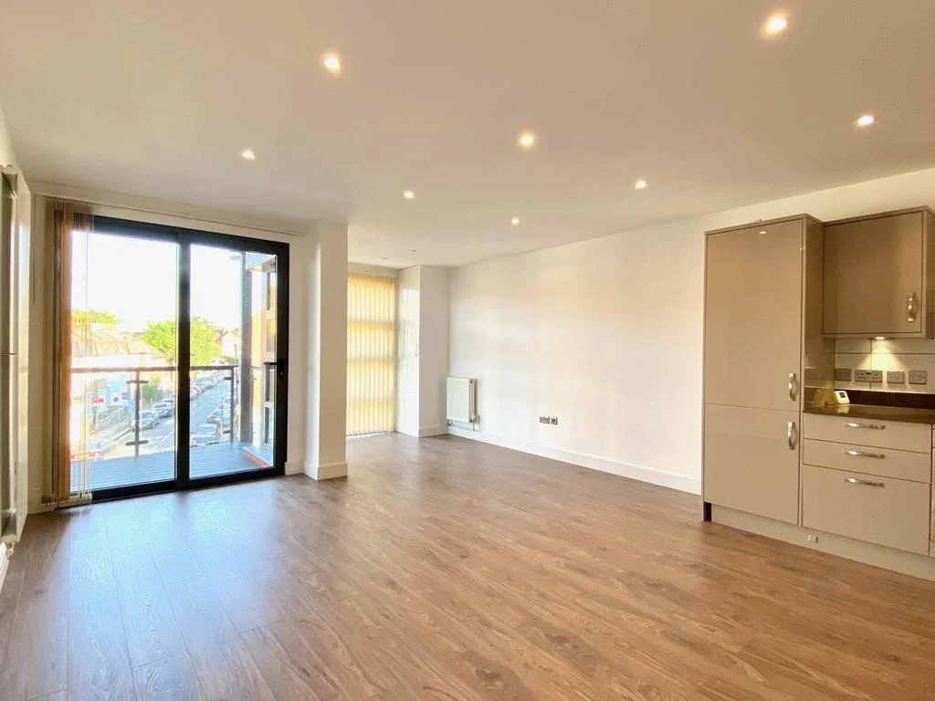 Flat Tooting High Street in Greater London