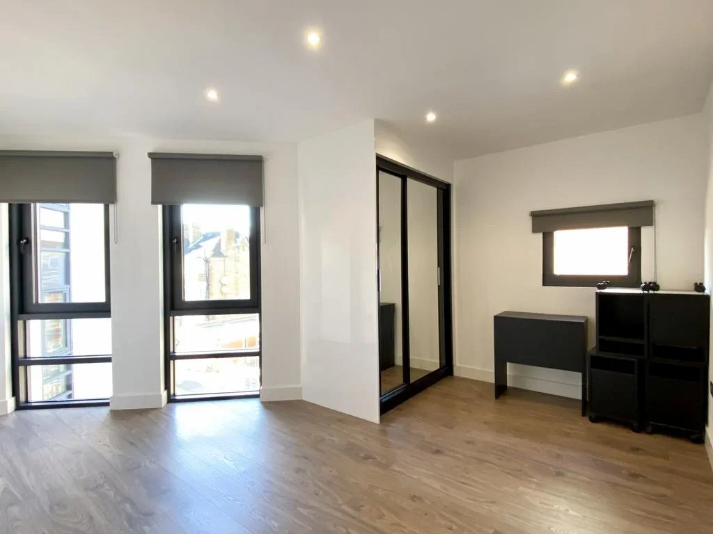 Flat Tooting High Street in Greater London