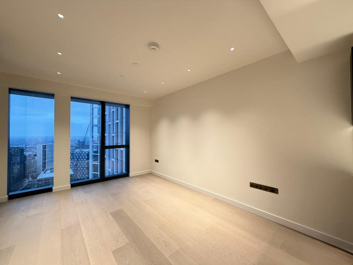 Flat Nine Elms Lane in Greater London