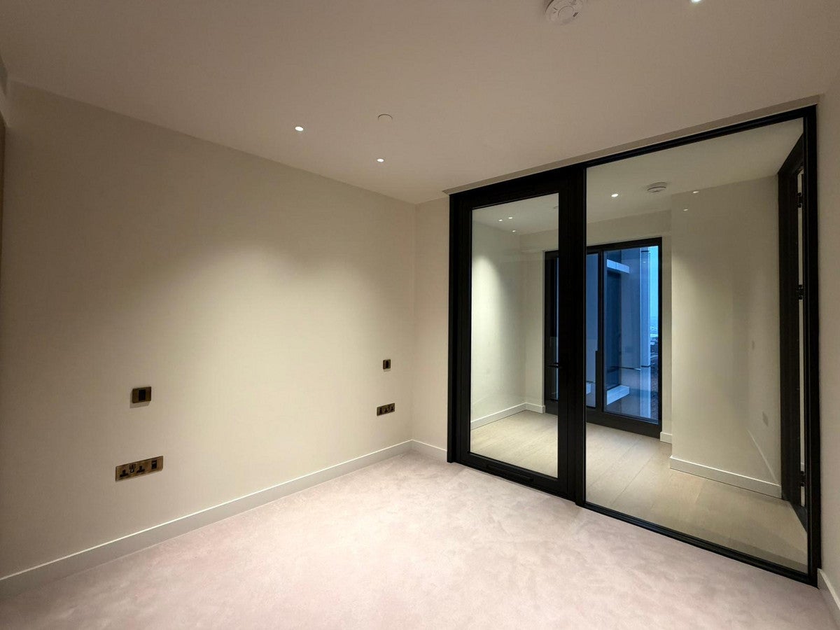 Flat Nine Elms Lane in Greater London