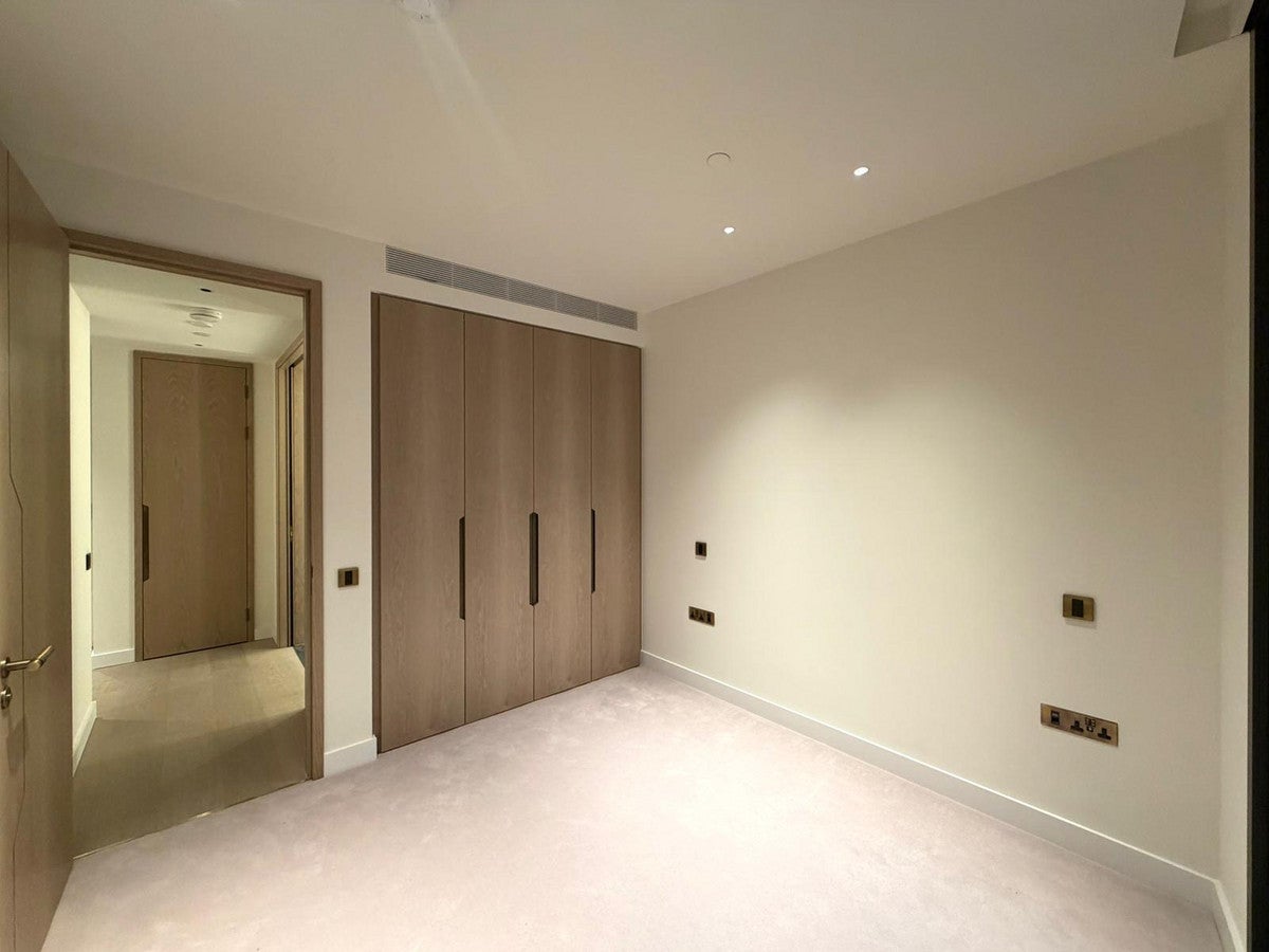 Flat Nine Elms Lane in Greater London