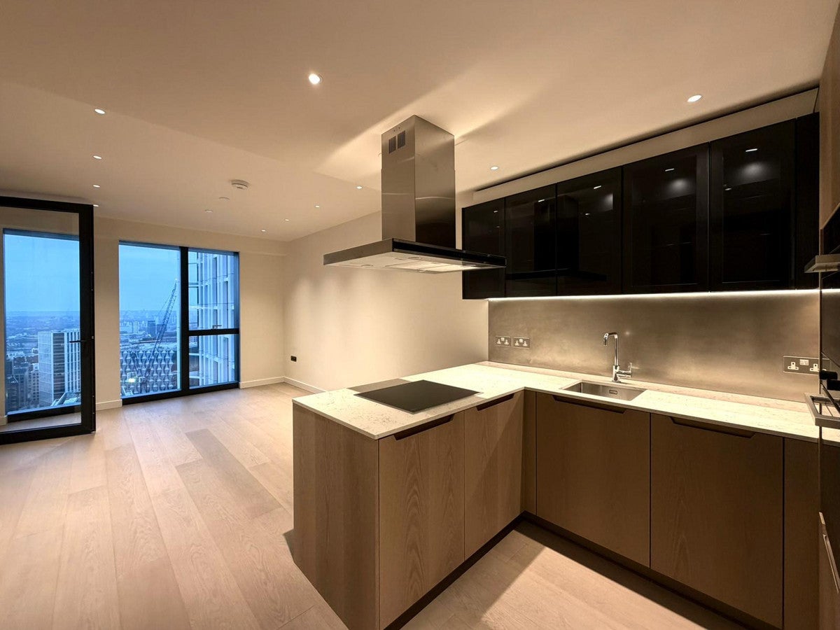 Flat Nine Elms Lane in Greater London