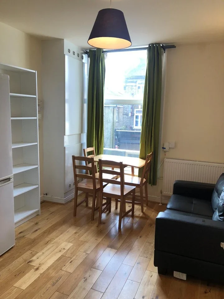 Flat Hornsey Road in Greater London