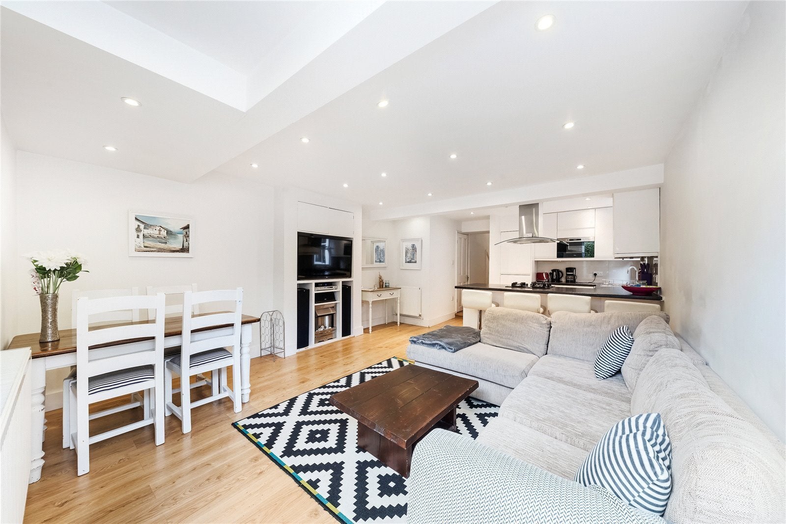 Flat Kelmscott Road in Greater London