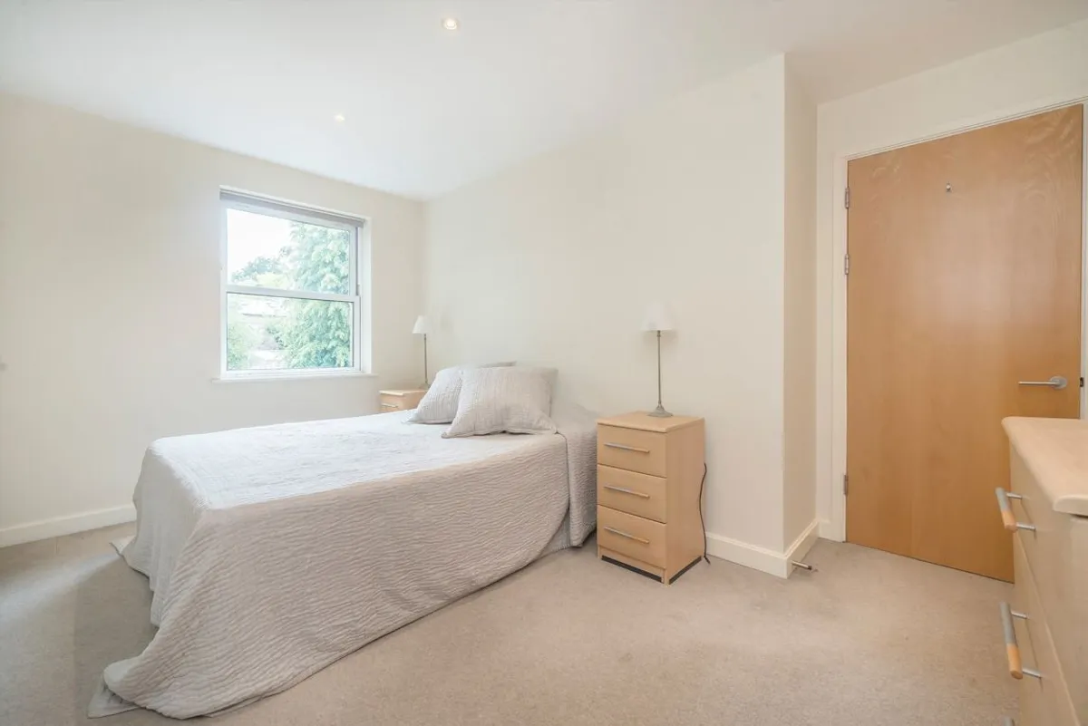 Flat Grange Park in Greater London