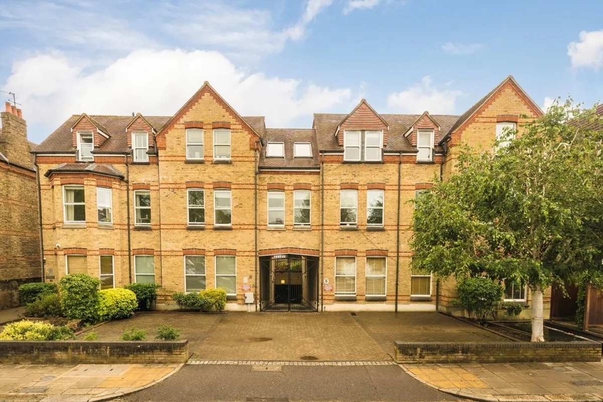 Flat Grange Park in Greater London
