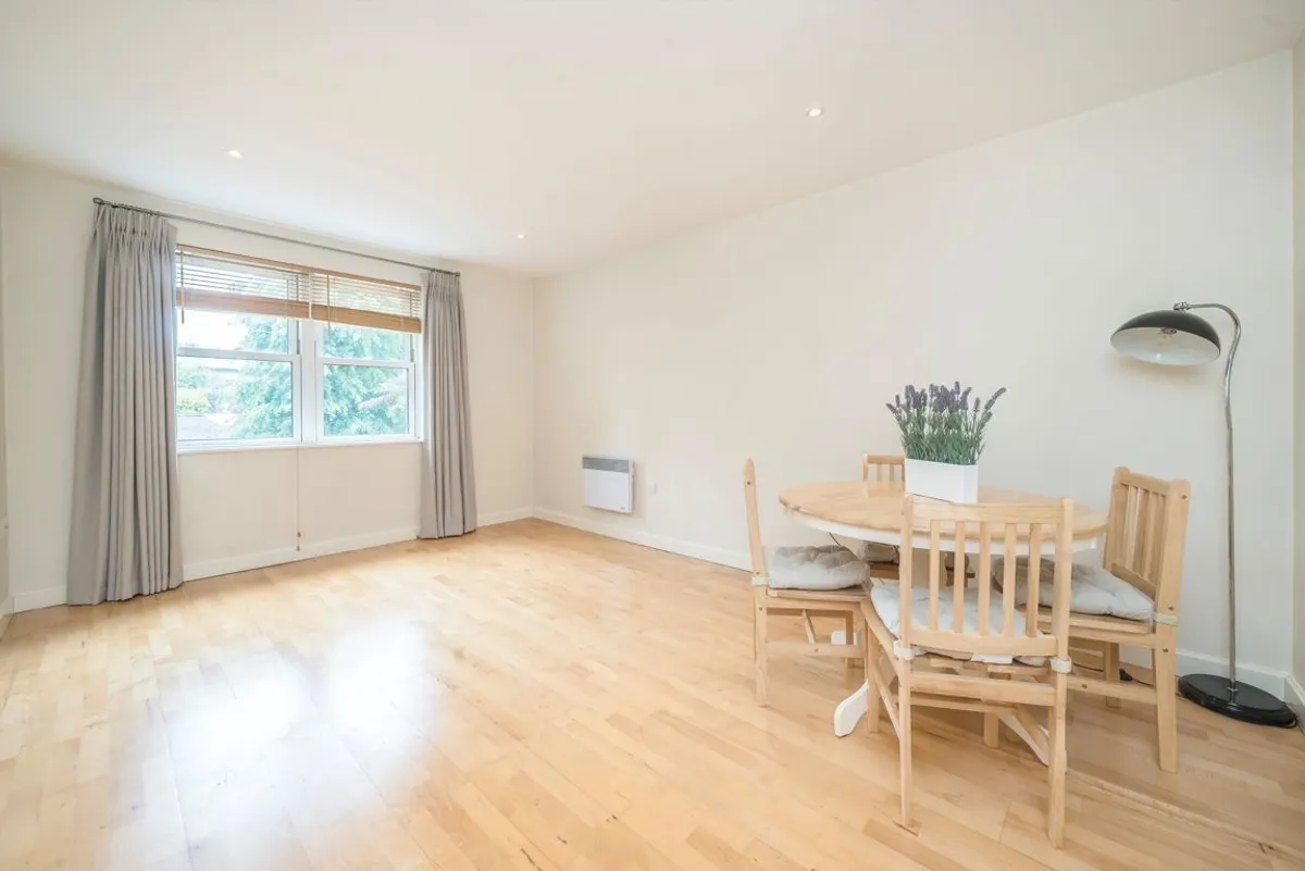 Flat Grange Park in Greater London