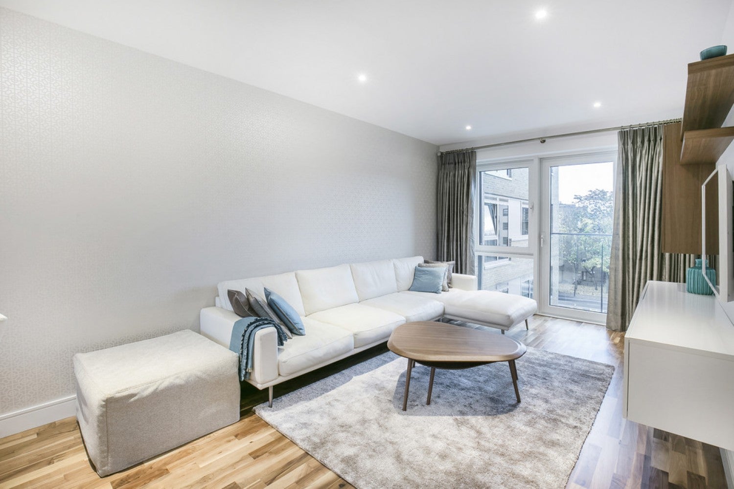 Flat Juniper Drive in Greater London