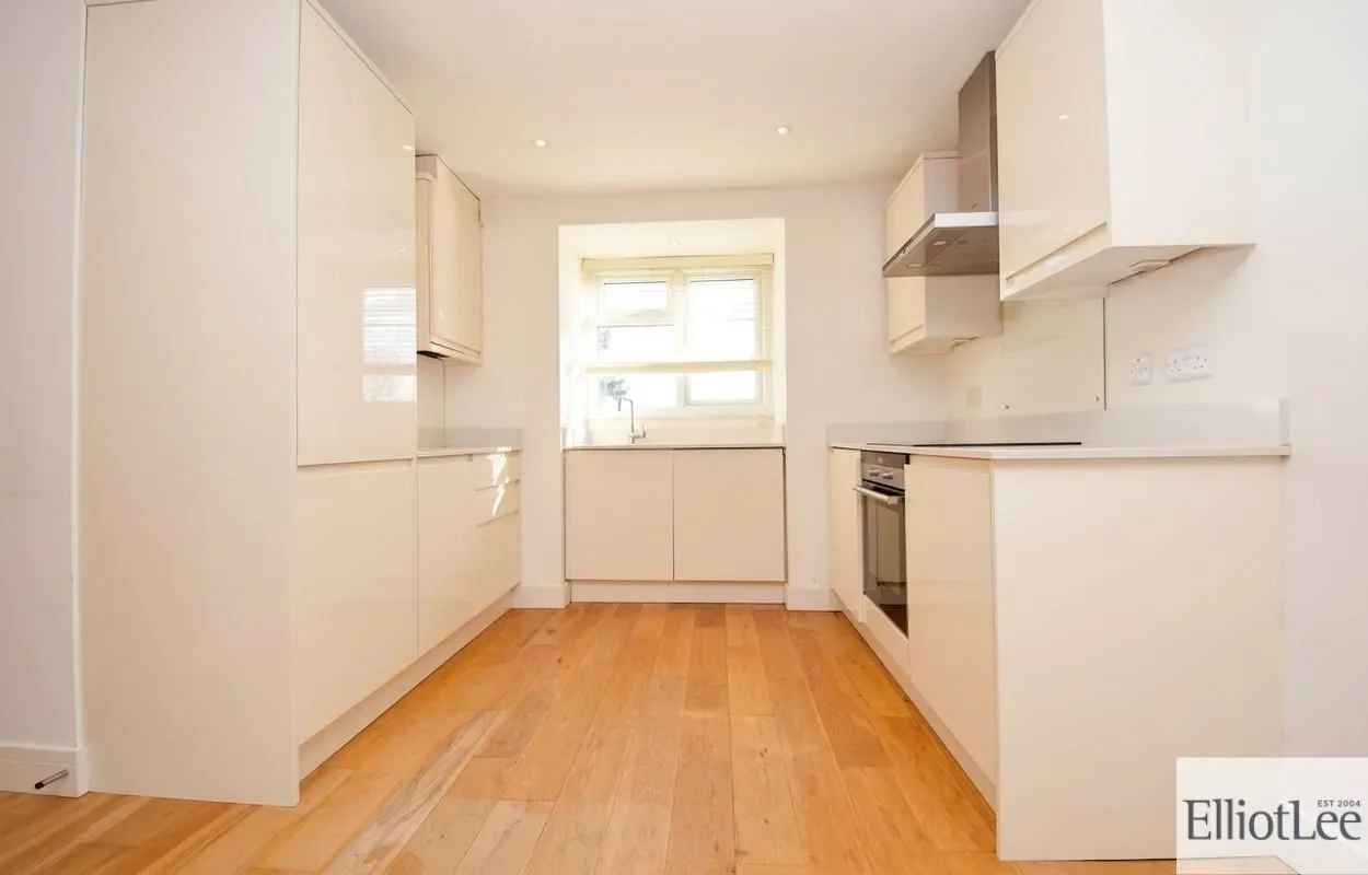 Flat Sutherland Road in Greater London