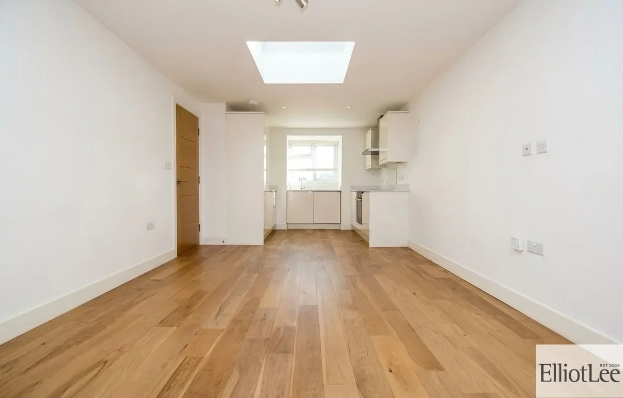 Flat Sutherland Road in Greater London