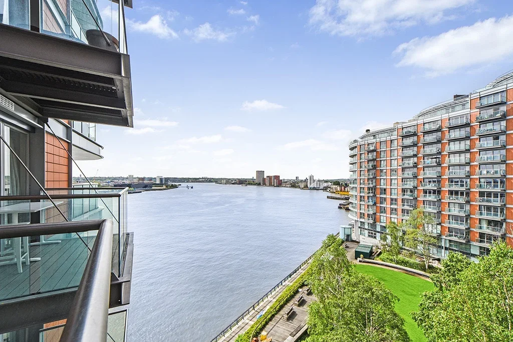Flat Fairmont Avenue in Greater London