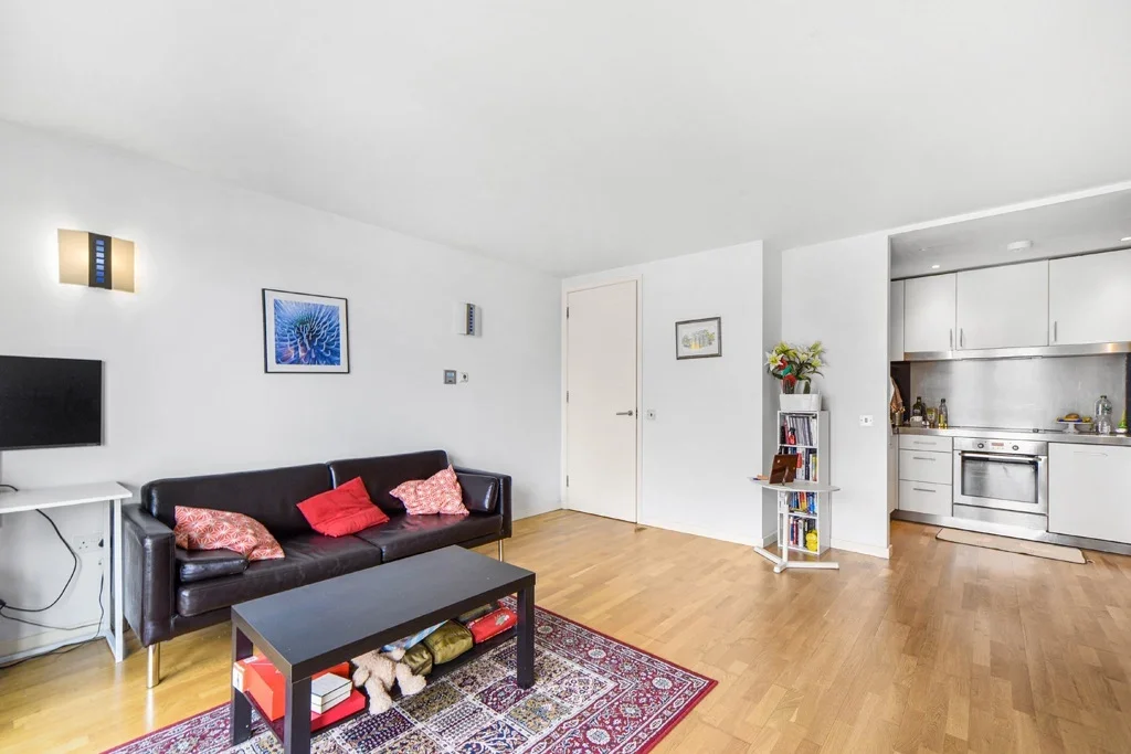 Flat Fairmont Avenue in Greater London