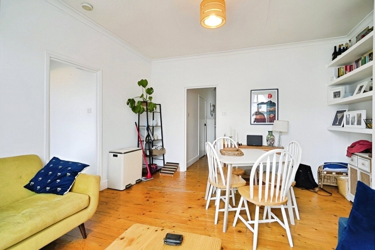 Flat Romola Road in Greater London