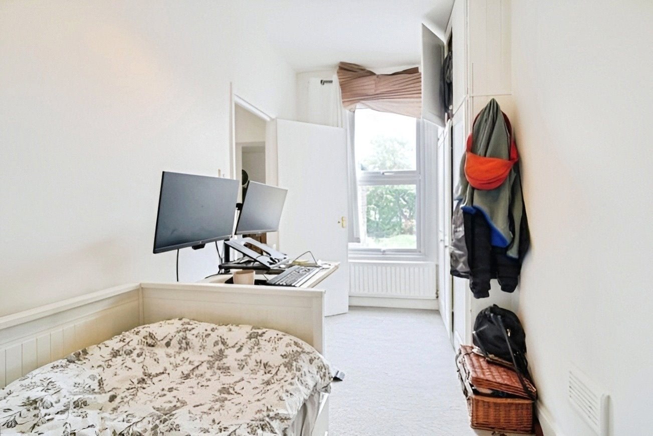 Flat Romola Road in Greater London