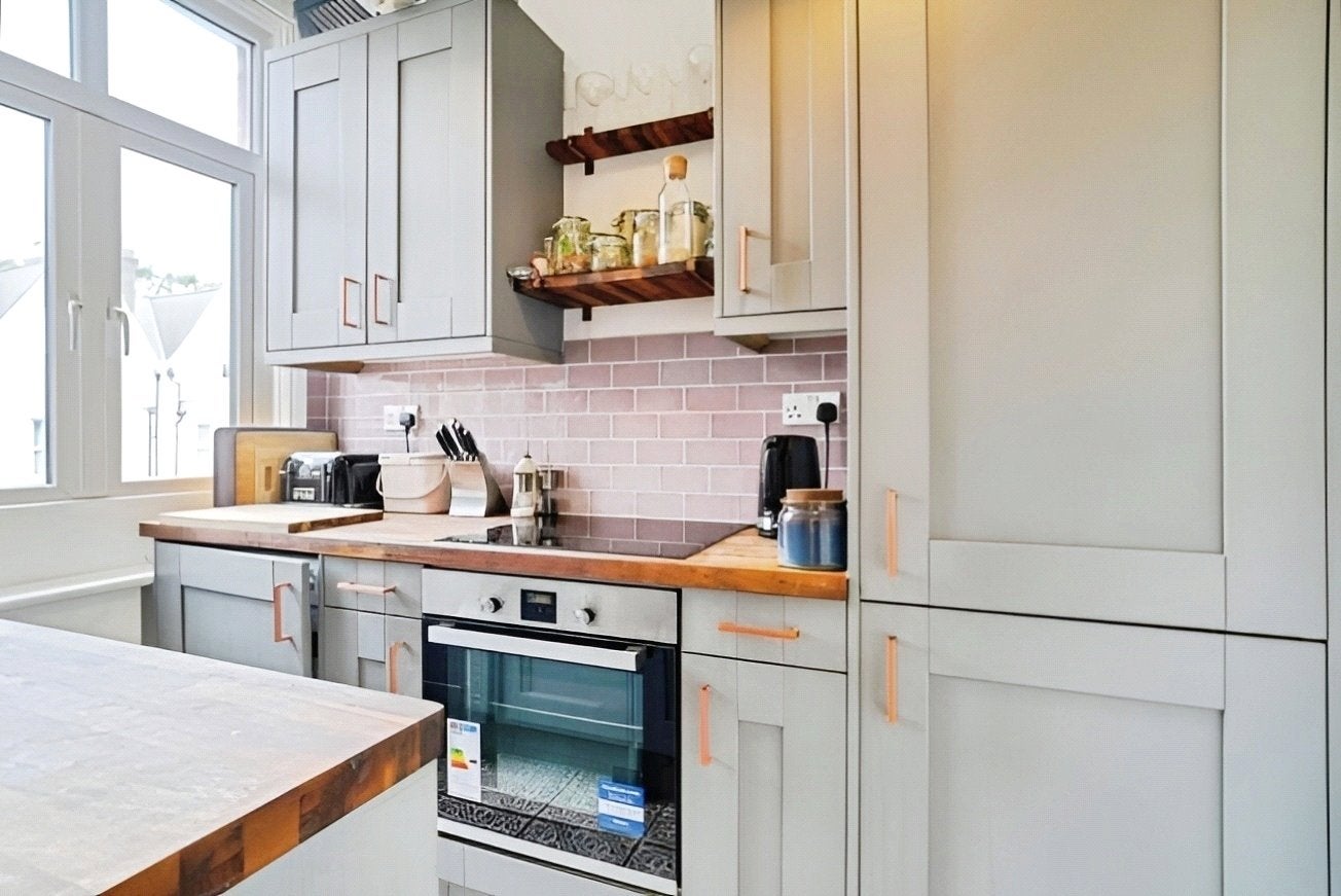 Flat Romola Road in Greater London