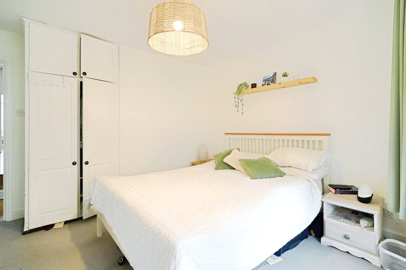 Flat Romola Road in Greater London