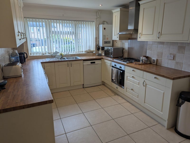 Room Bingham Drive in Woking