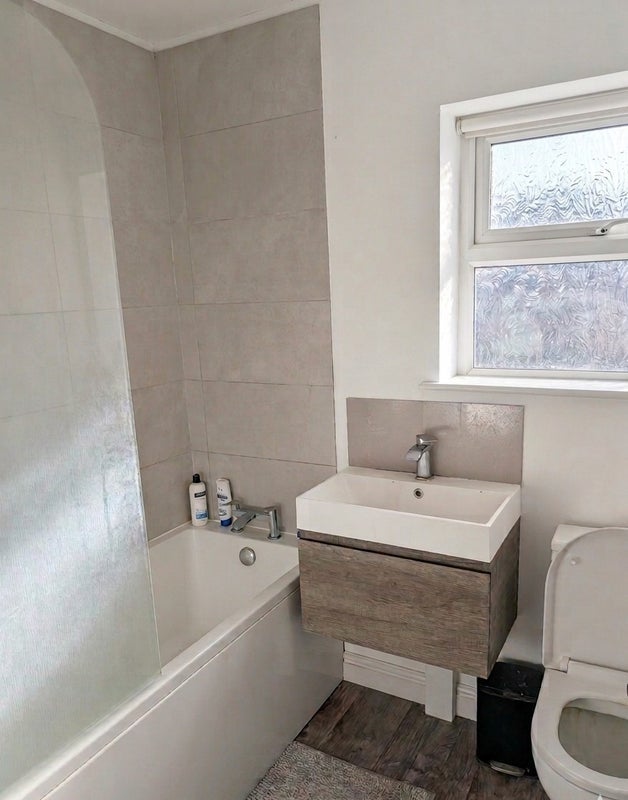 Room Bingham Drive in Woking