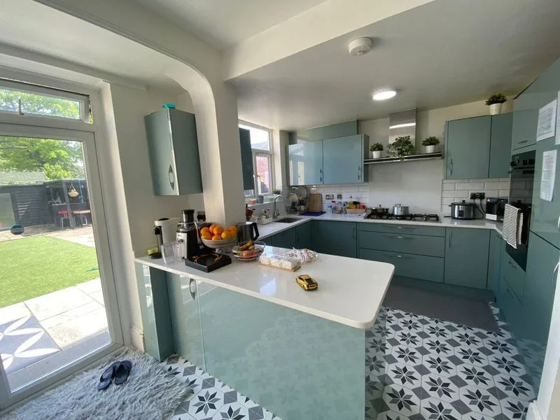 Room High Road in Greater London