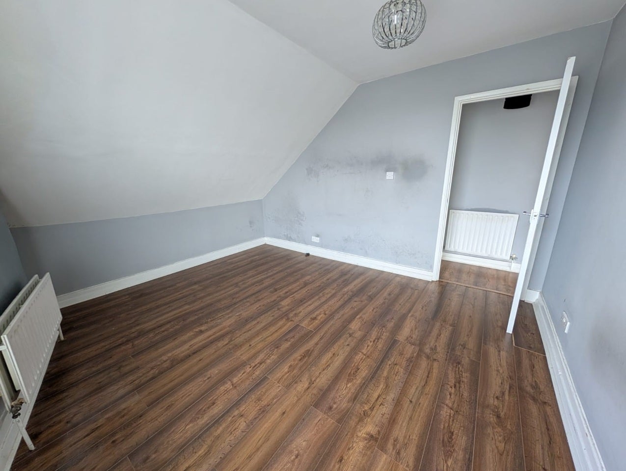 Flat Sandfield Road in Greater London