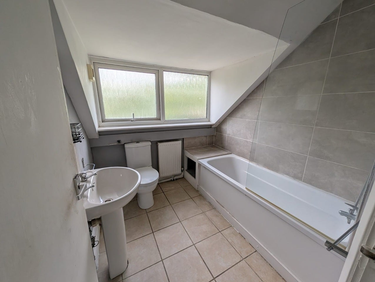 Flat Sandfield Road in Greater London